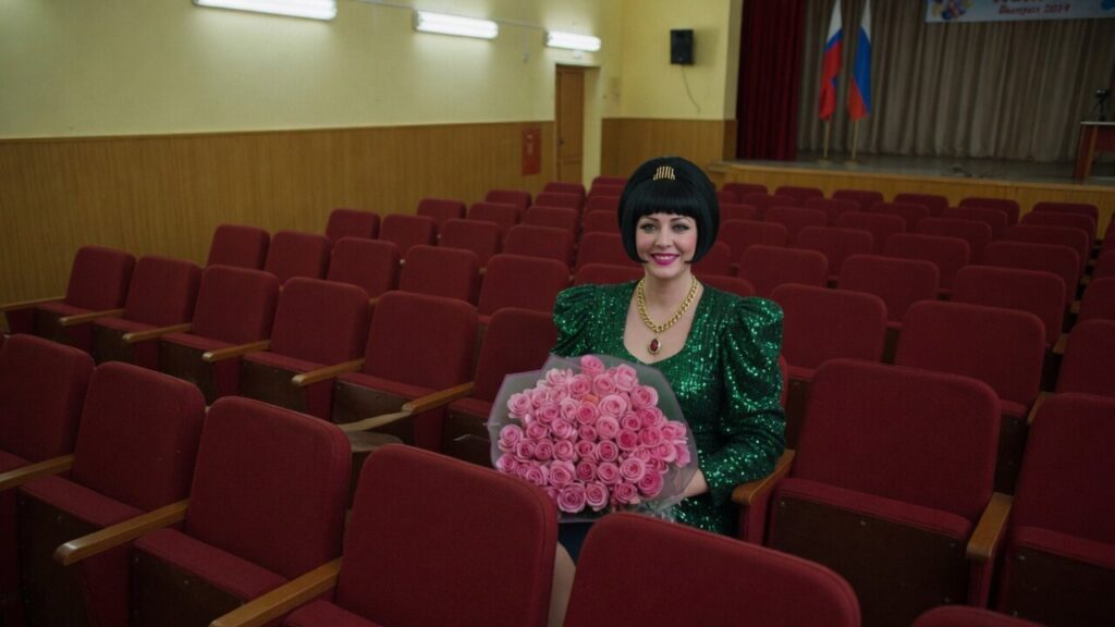 Крёстная заняла место в первом ряду зала на выпускном